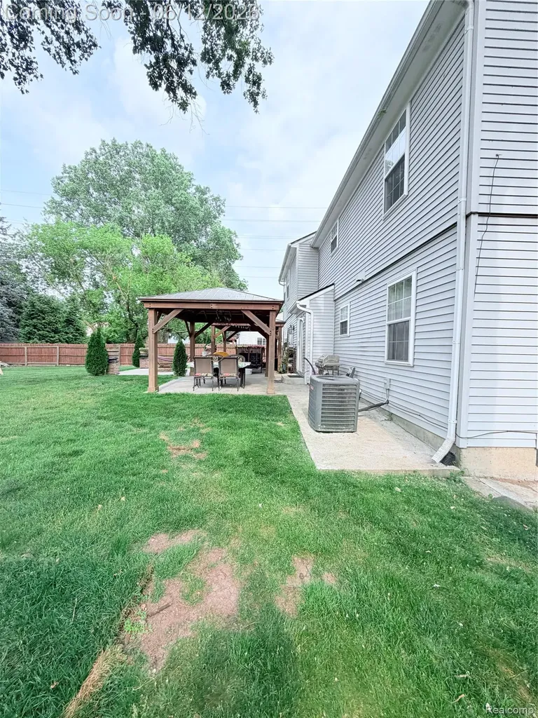 38798 Covington Drive Wayne City MI 48184