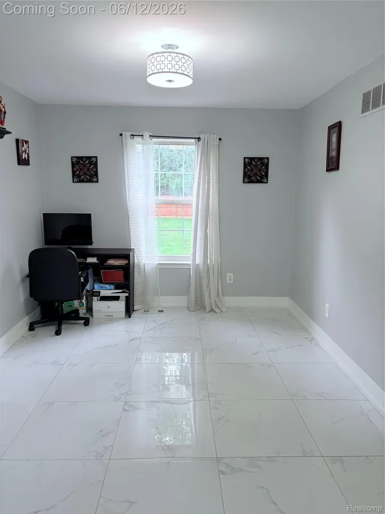 38798 Covington Drive Wayne City MI 48184