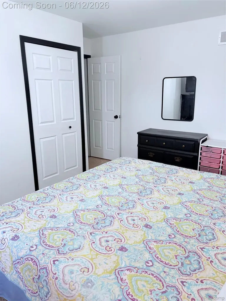 38798 Covington Drive Wayne City MI 48184