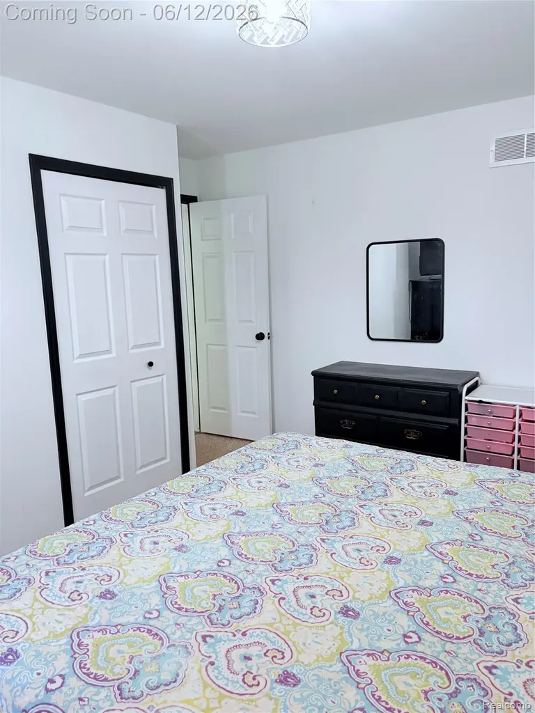 38798 Covington Drive Wayne City MI 48184
