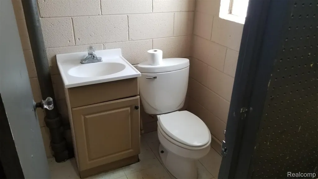 7627 Highland Road Waterford Charter Township MI 48327