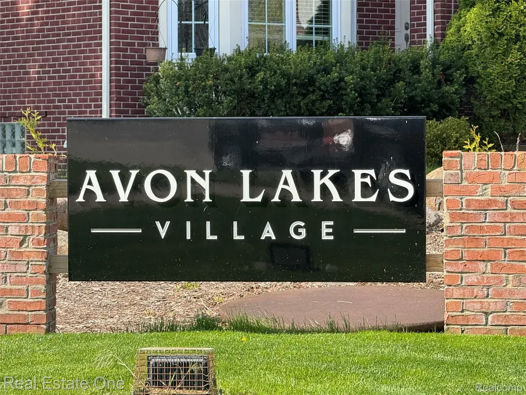 1668 S Shore Drive Rochester Hills City MI 48307