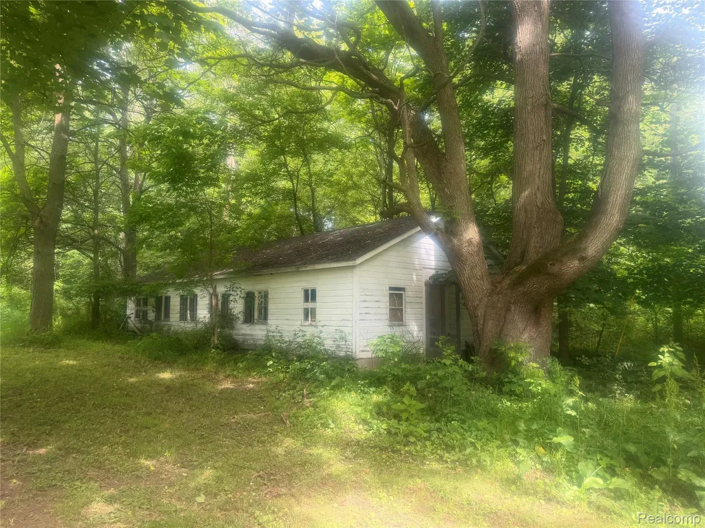 8566 Fostoria Road Watertown Township MI 48435