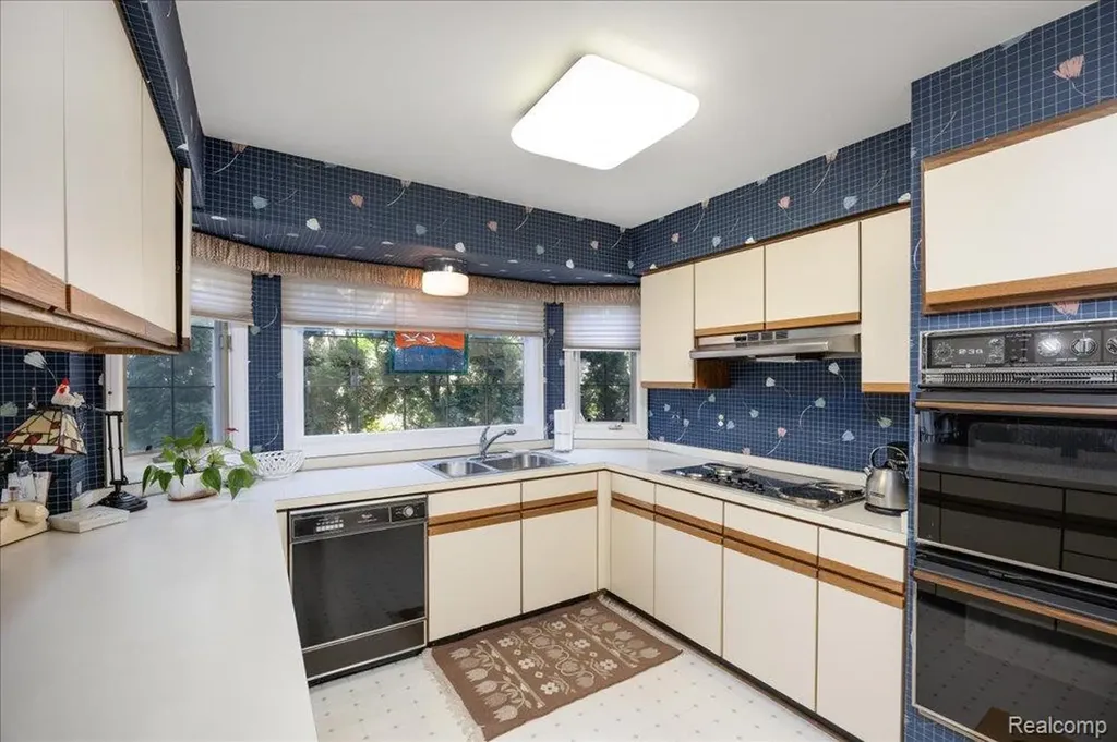 39256 Heatherbrook Drive Farmington Hills City MI 48331