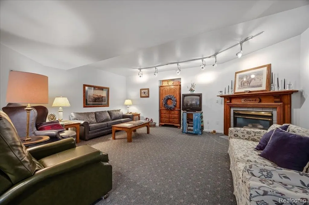 39256 Heatherbrook Drive Farmington Hills City MI 48331