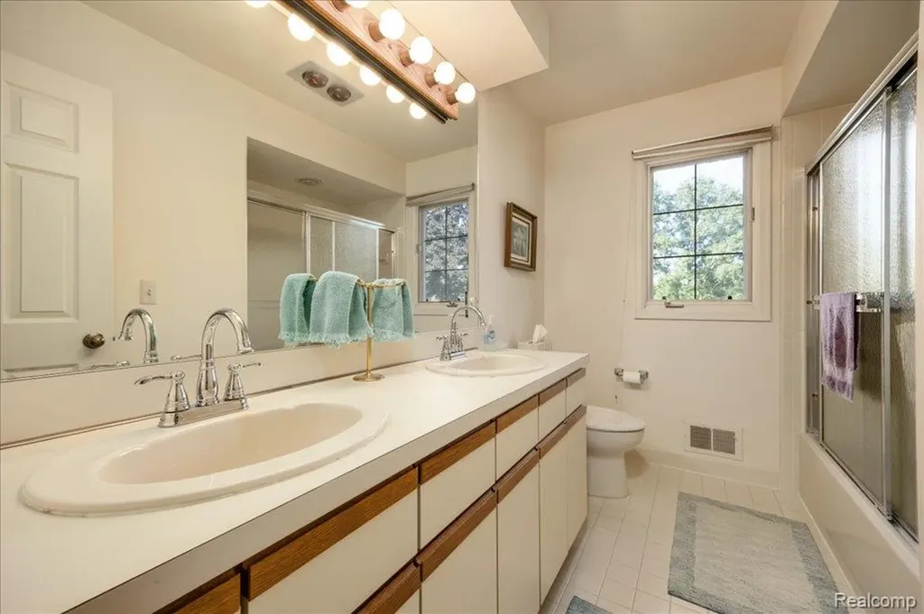 39256 Heatherbrook Drive Farmington Hills City MI 48331