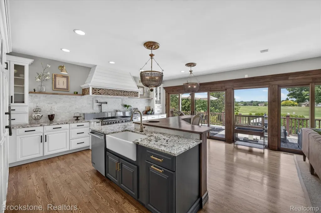 1270 Gleneagles Highland Charter Township MI 48357
