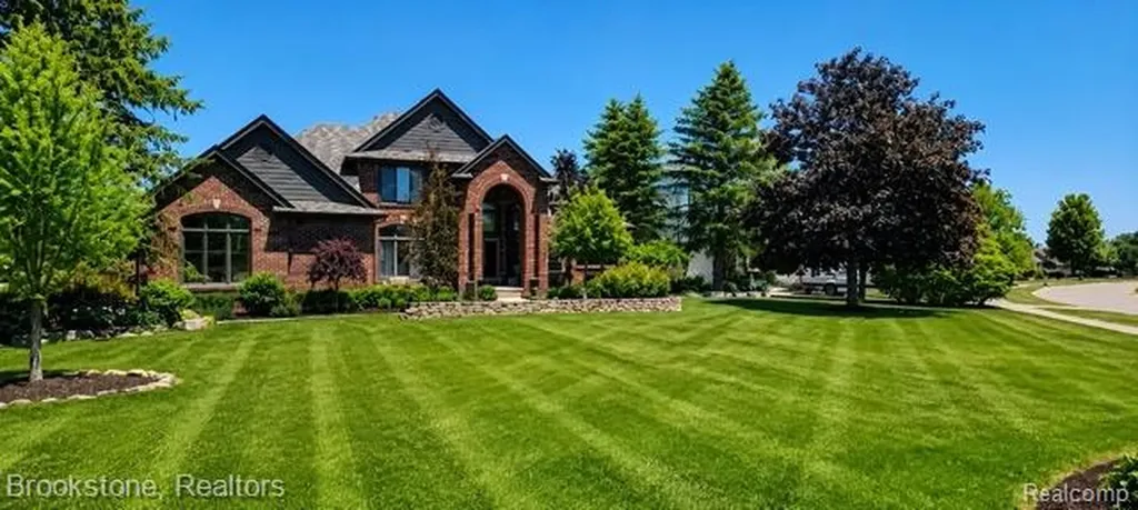 1270 Gleneagles Highland Charter Township MI 48357