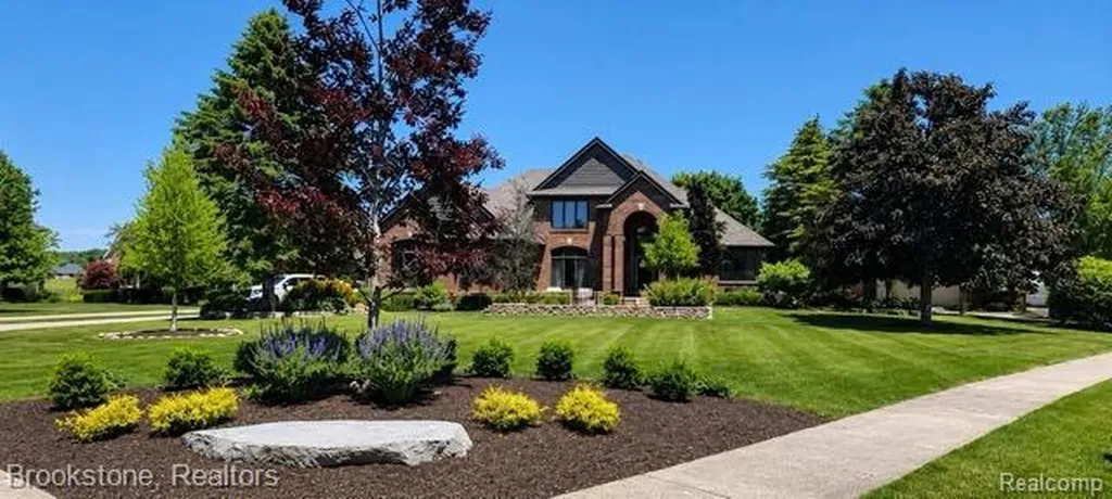 1270 Gleneagles Highland Charter Township MI 48357