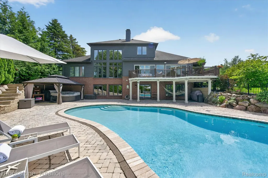 1270 Gleneagles Highland Charter Township MI 48357