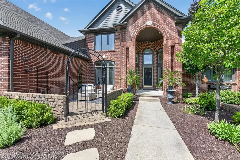1270 Gleneagles Highland Charter Township MI 48357