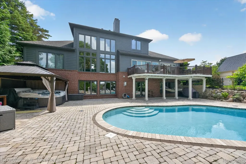 1270 Gleneagles Highland Charter Township MI 48357