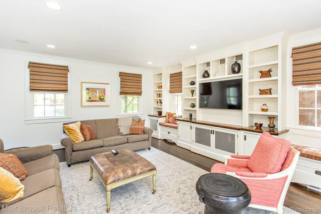 26255 Pembroke Road Huntington Woods City MI 48070