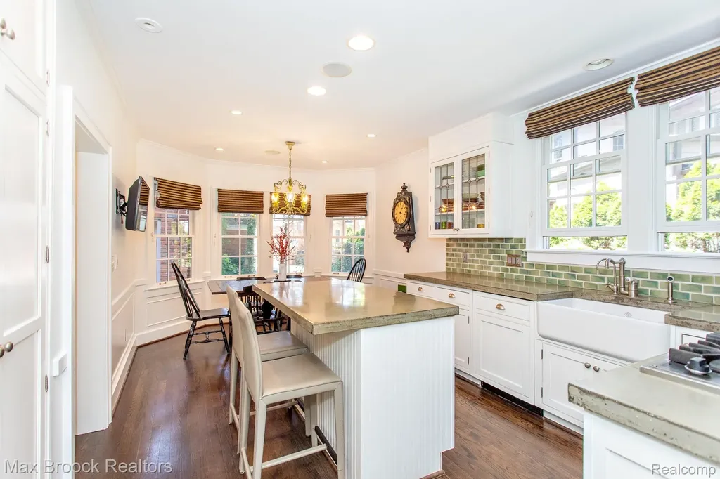 26255 Pembroke Road Huntington Woods City MI 48070