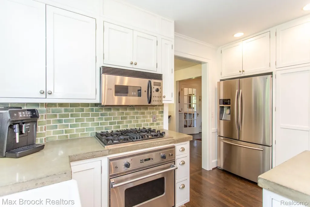 26255 Pembroke Road Huntington Woods City MI 48070