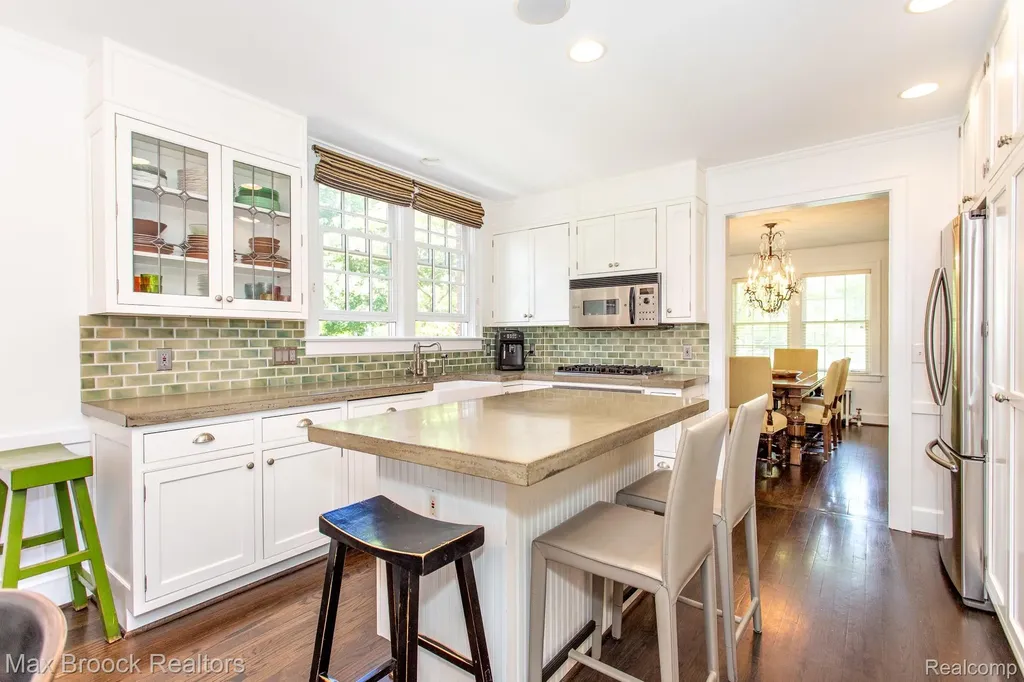 26255 Pembroke Road Huntington Woods City MI 48070