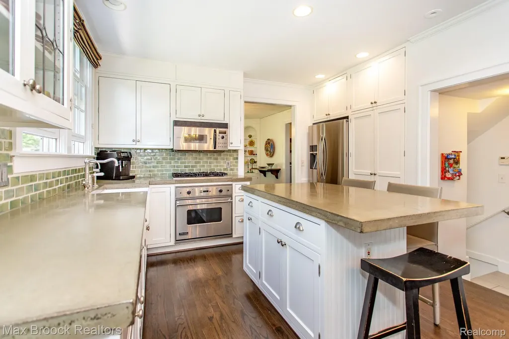 26255 Pembroke Road Huntington Woods City MI 48070