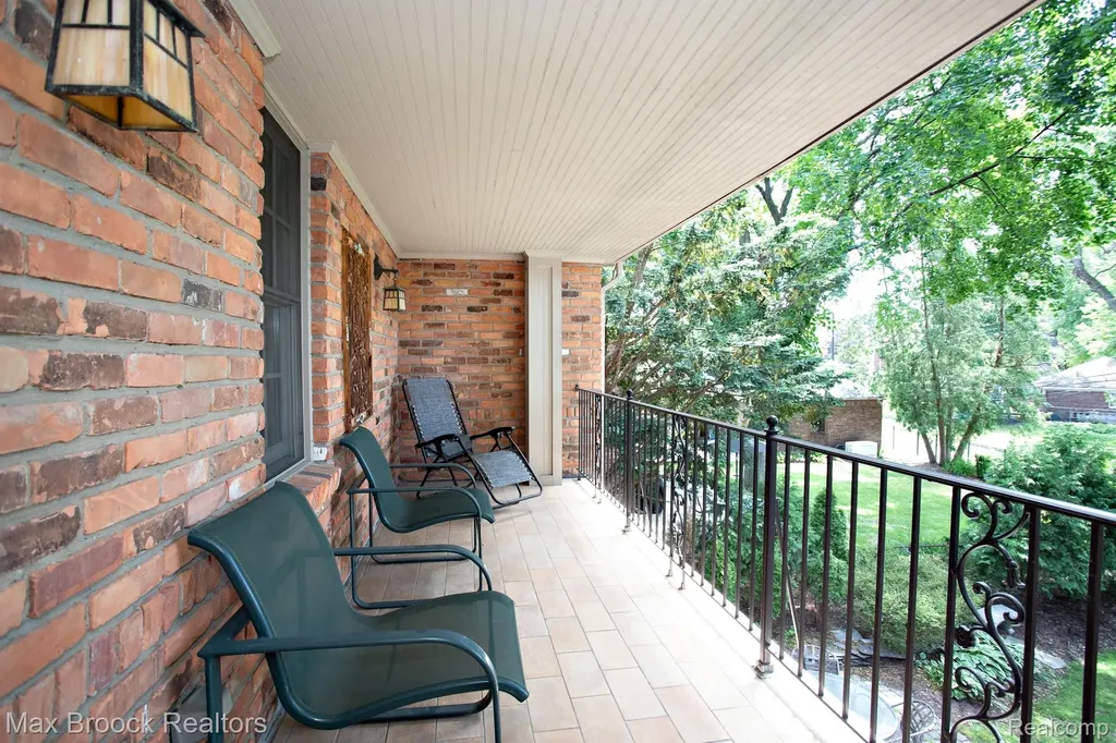 26255 Pembroke Road Huntington Woods City MI 48070