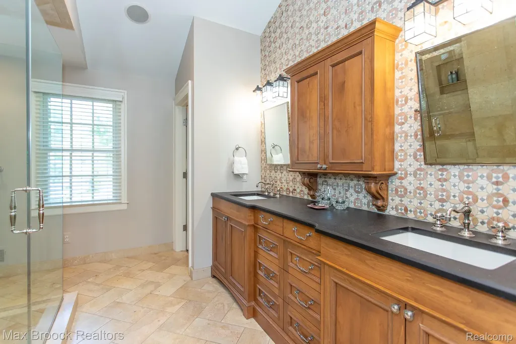 26255 Pembroke Road Huntington Woods City MI 48070