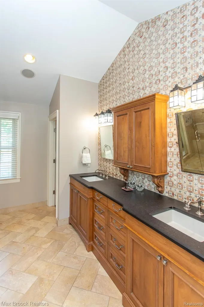 26255 Pembroke Road Huntington Woods City MI 48070