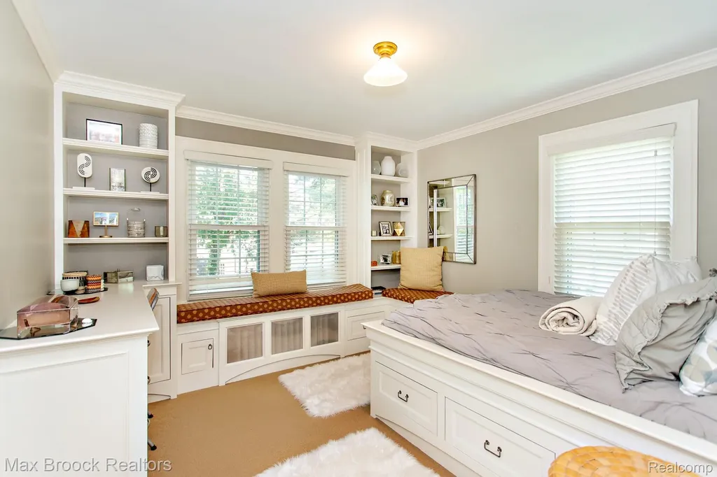26255 Pembroke Road Huntington Woods City MI 48070