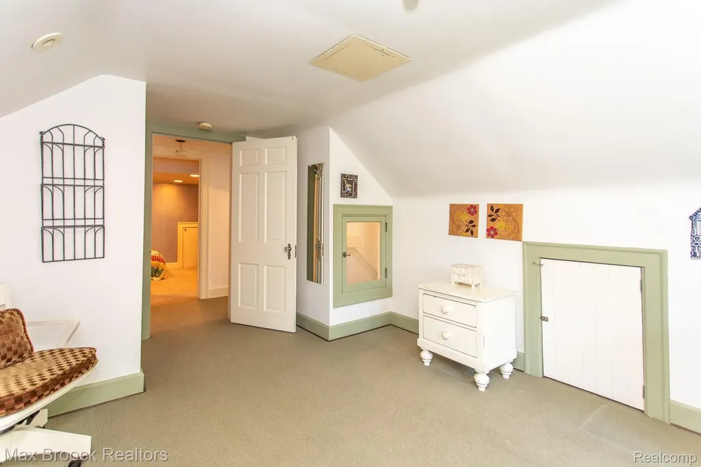 26255 Pembroke Road Huntington Woods City MI 48070