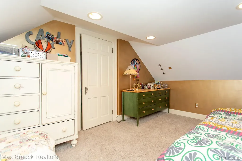 26255 Pembroke Road Huntington Woods City MI 48070