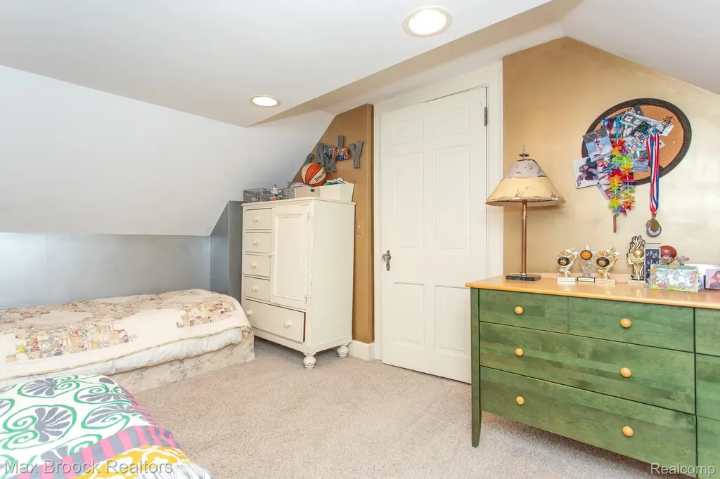 26255 Pembroke Road Huntington Woods City MI 48070