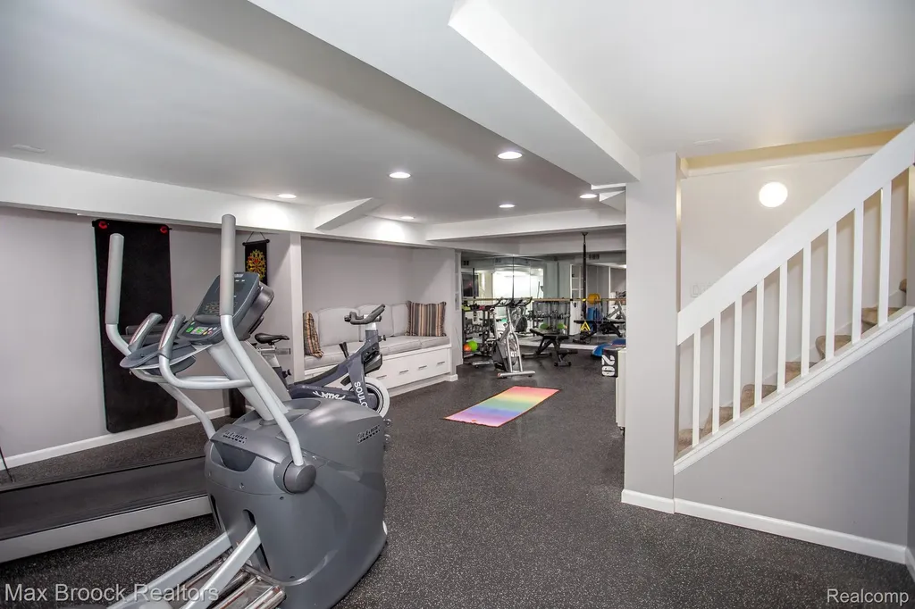 26255 Pembroke Road Huntington Woods City MI 48070