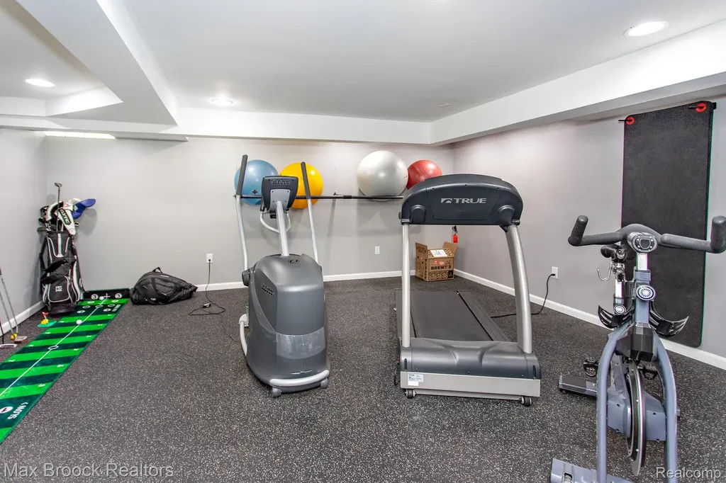 26255 Pembroke Road Huntington Woods City MI 48070