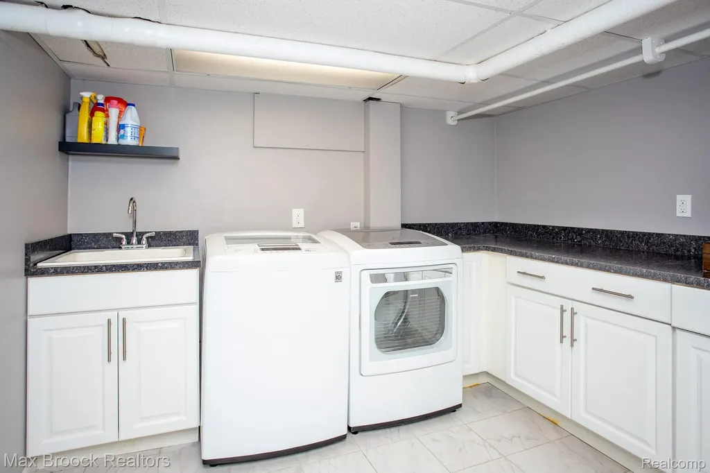 26255 Pembroke Road Huntington Woods City MI 48070