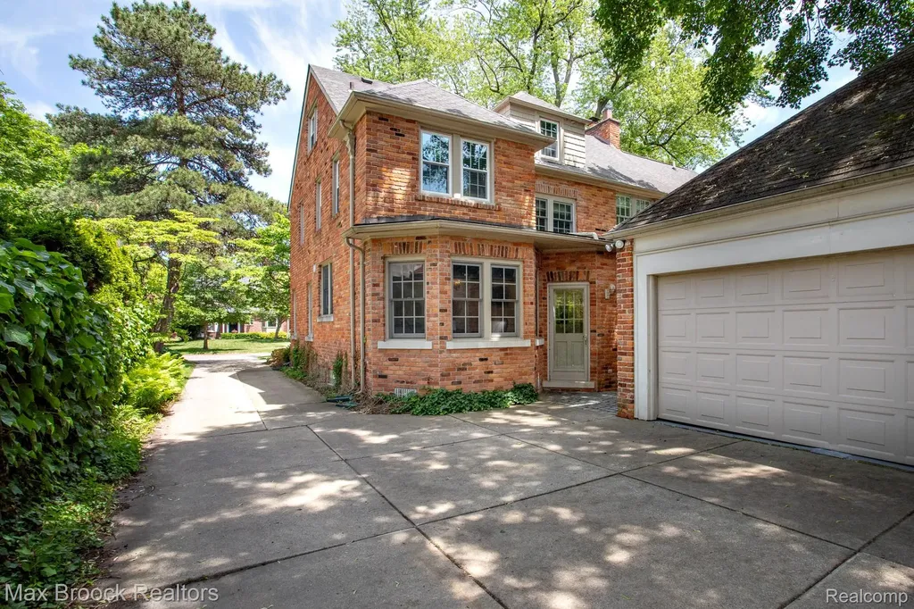 26255 Pembroke Road Huntington Woods City MI 48070