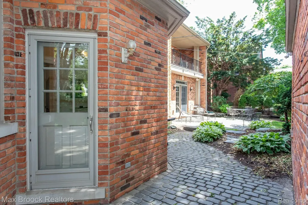 26255 Pembroke Road Huntington Woods City MI 48070