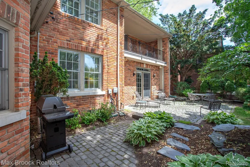 26255 Pembroke Road Huntington Woods City MI 48070