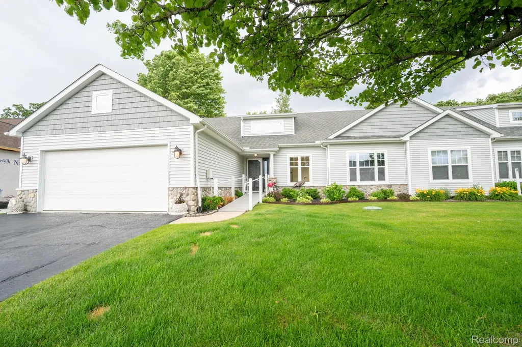 5653 Trail Side Lane Hamburg Township MI 48189