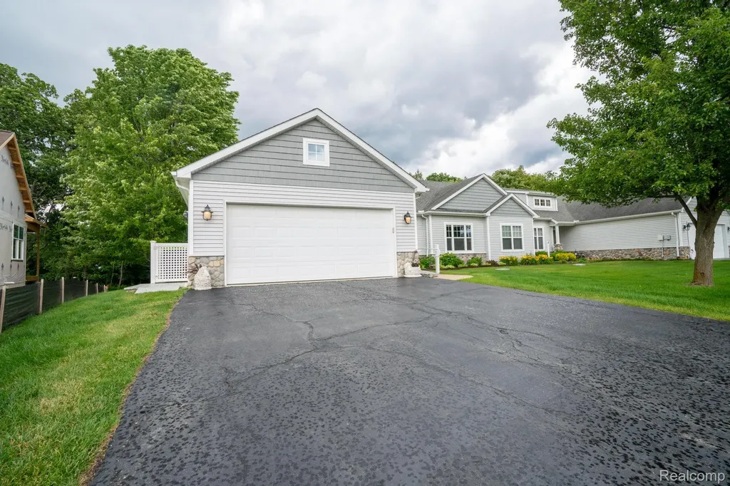 5653 Trail Side Lane Hamburg Township MI 48189