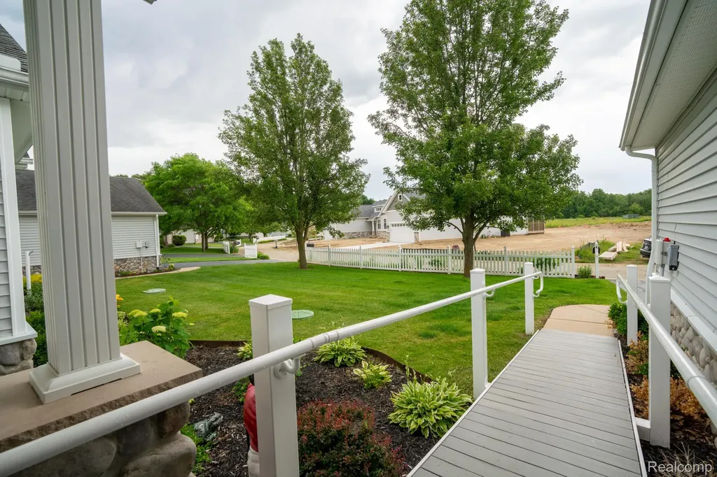 5653 Trail Side Lane Hamburg Township MI 48189