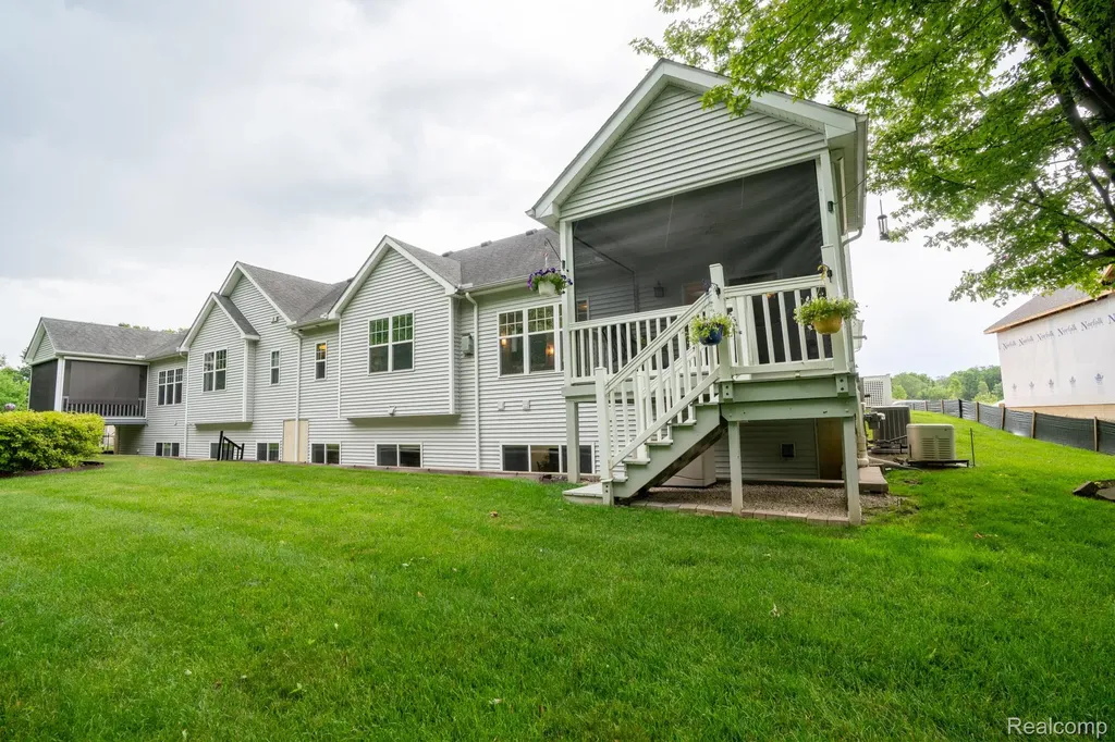 5653 Trail Side Lane Hamburg Township MI 48189