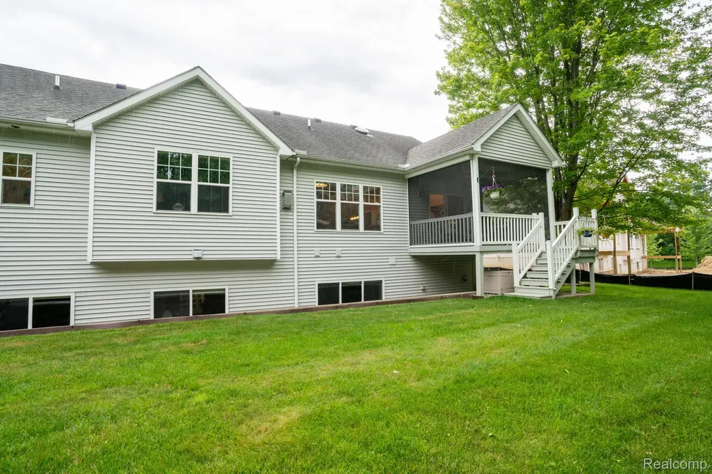 5653 Trail Side Lane Hamburg Township MI 48189