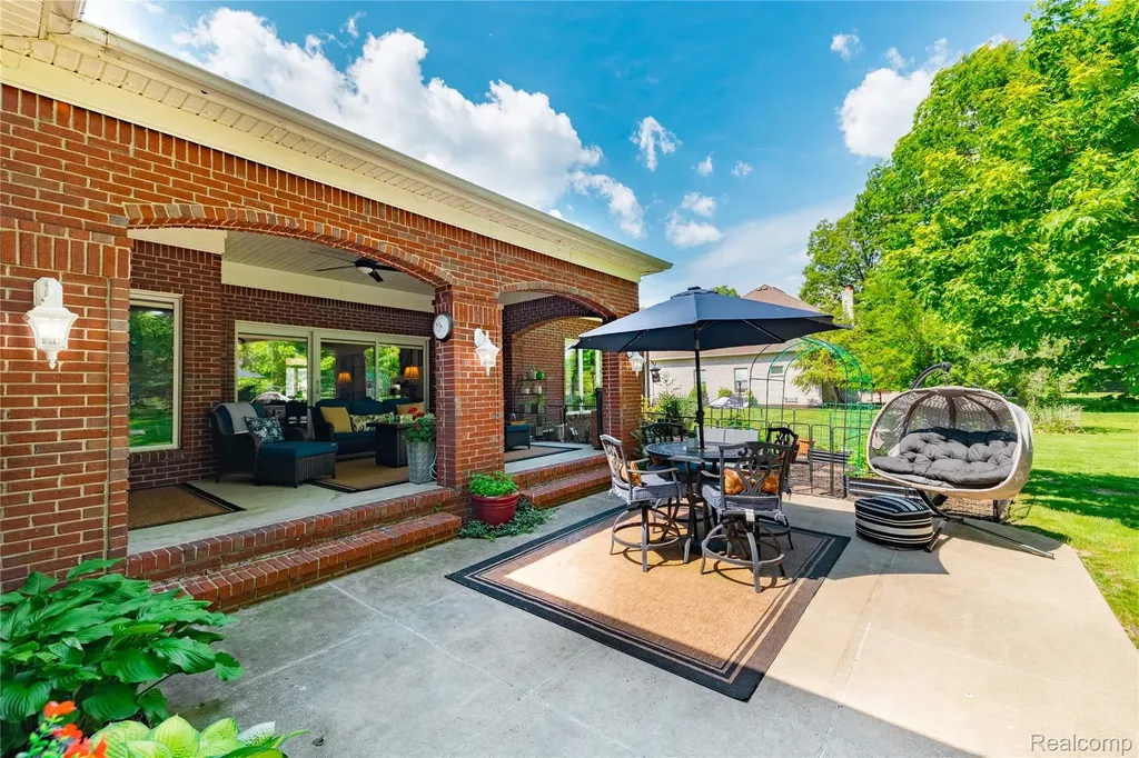 8454 Grays Drive Grosse Ile Township MI 48138