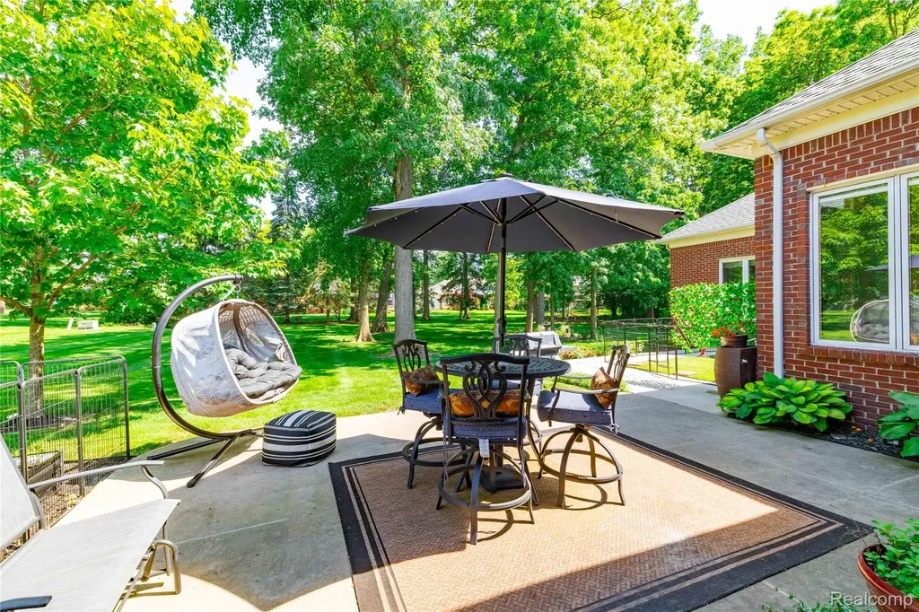8454 Grays Drive Grosse Ile Township MI 48138