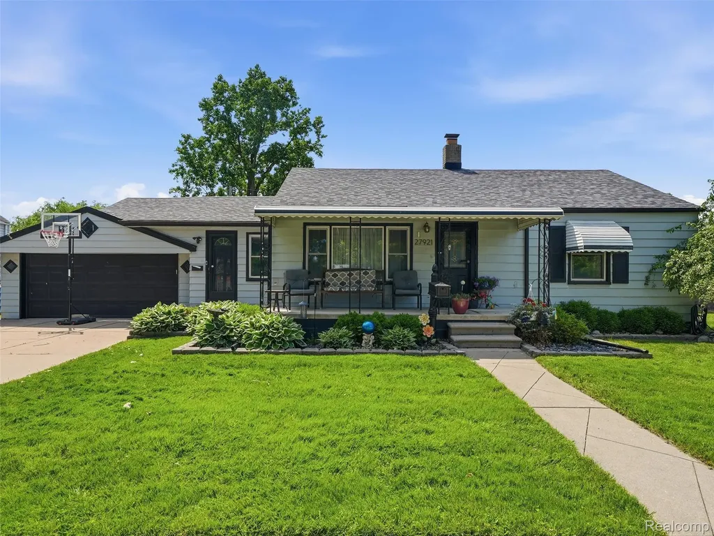 27921 Larchmont Street St. Clair Shores City MI 48081