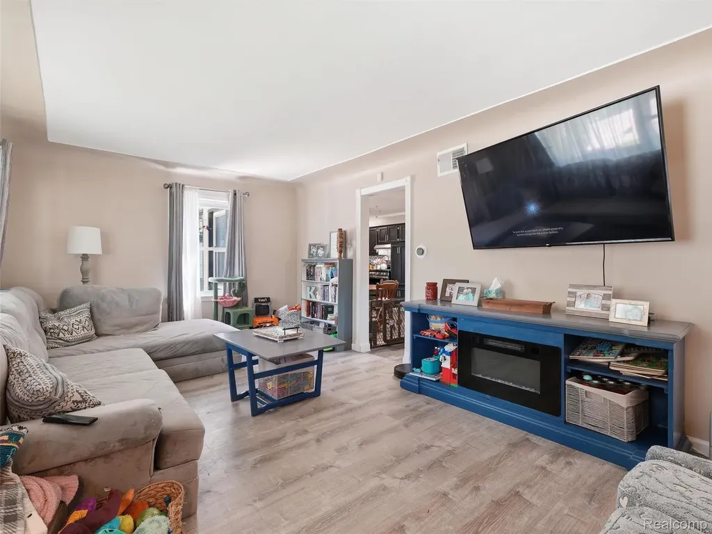 27921 Larchmont Street St. Clair Shores City MI 48081