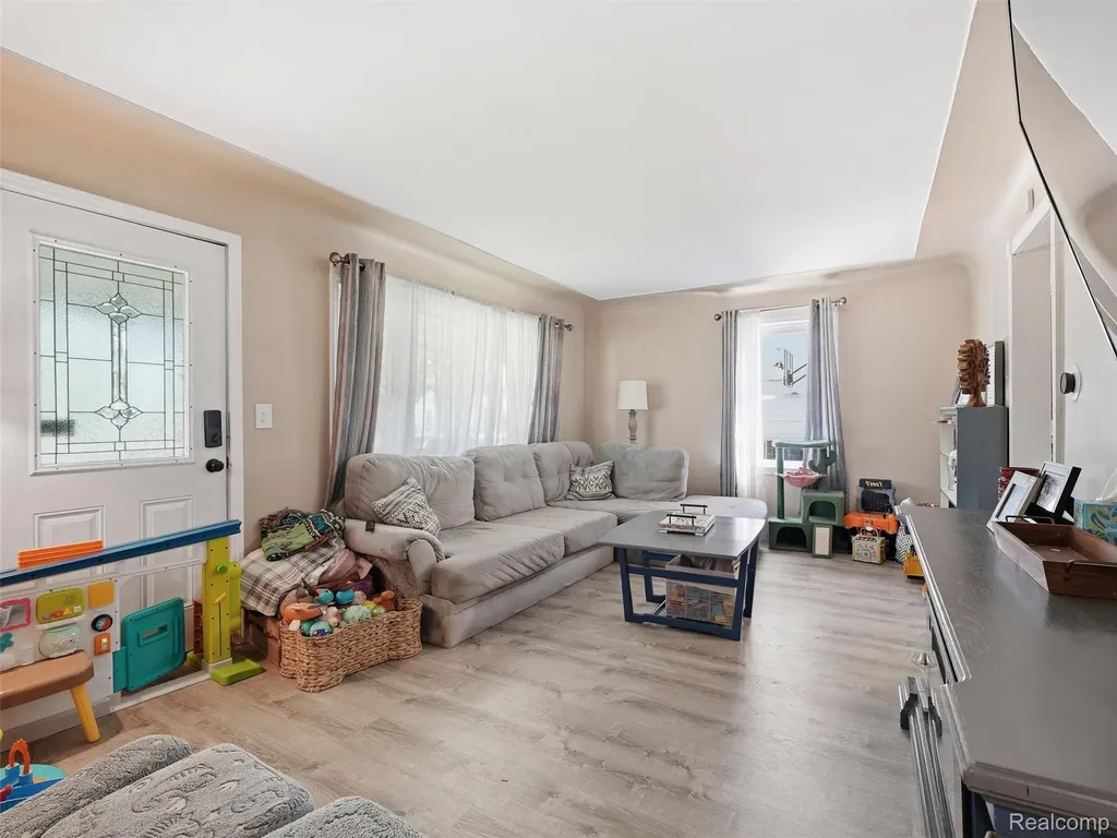 27921 Larchmont Street St. Clair Shores City MI 48081