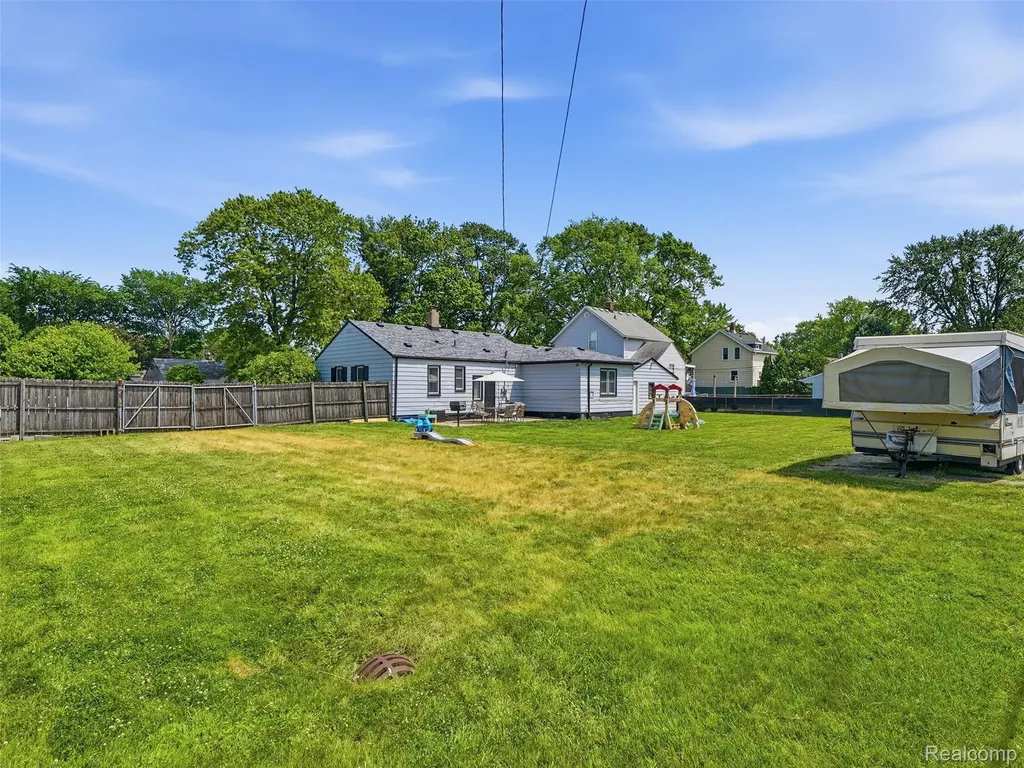 27921 Larchmont Street St. Clair Shores City MI 48081