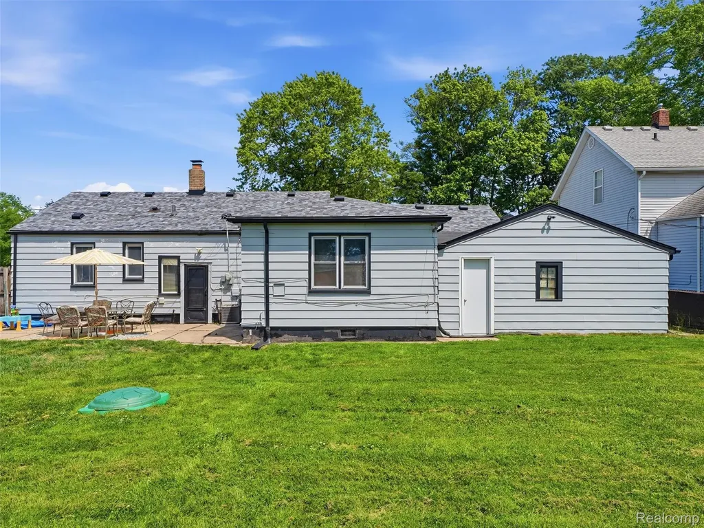 27921 Larchmont Street St. Clair Shores City MI 48081