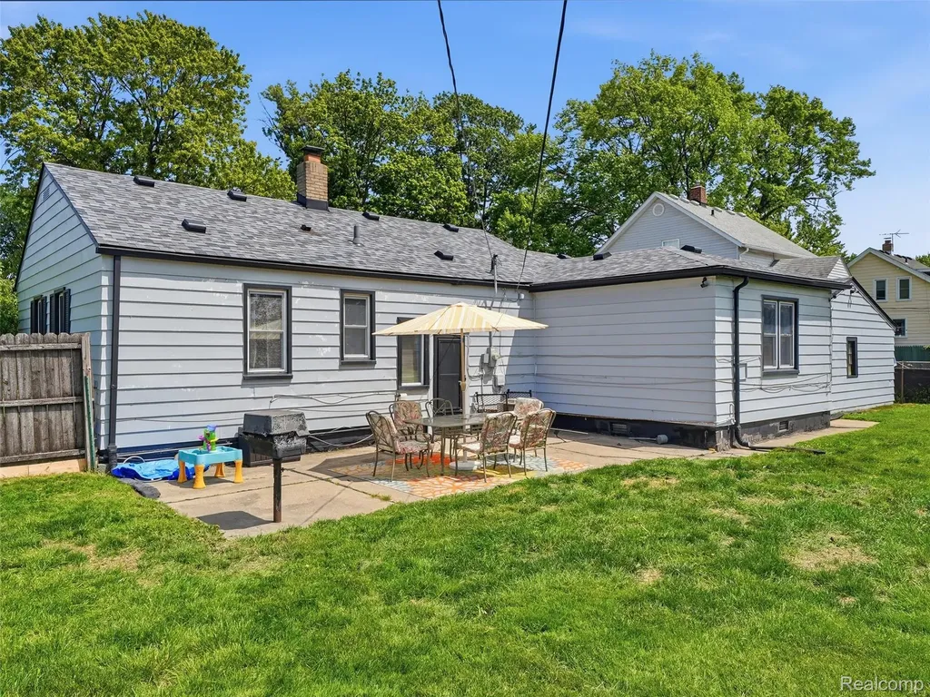 27921 Larchmont Street St. Clair Shores City MI 48081