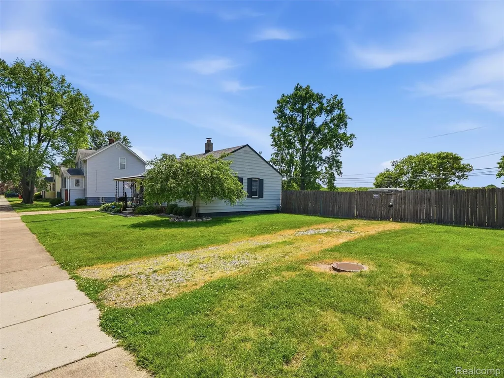 27921 Larchmont Street St. Clair Shores City MI 48081