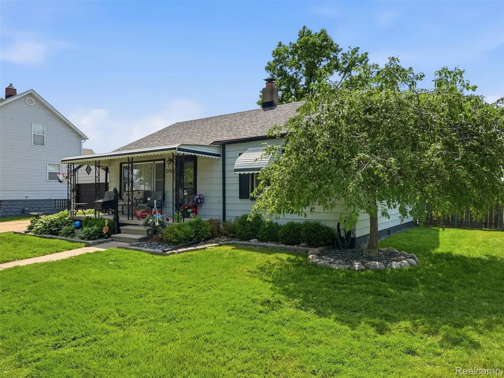 27921 Larchmont Street St. Clair Shores City MI 48081