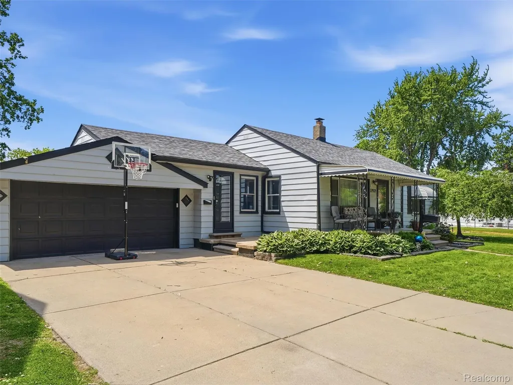 27921 Larchmont Street St. Clair Shores City MI 48081